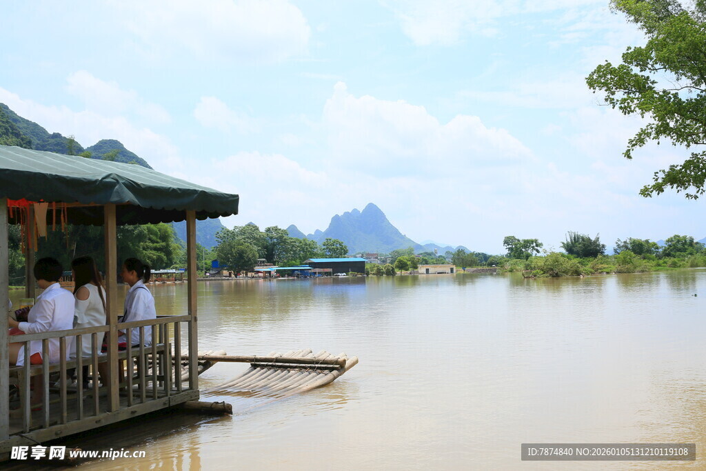 河畔小屋享悠闲时光