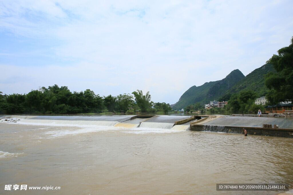山间湍急河流风景