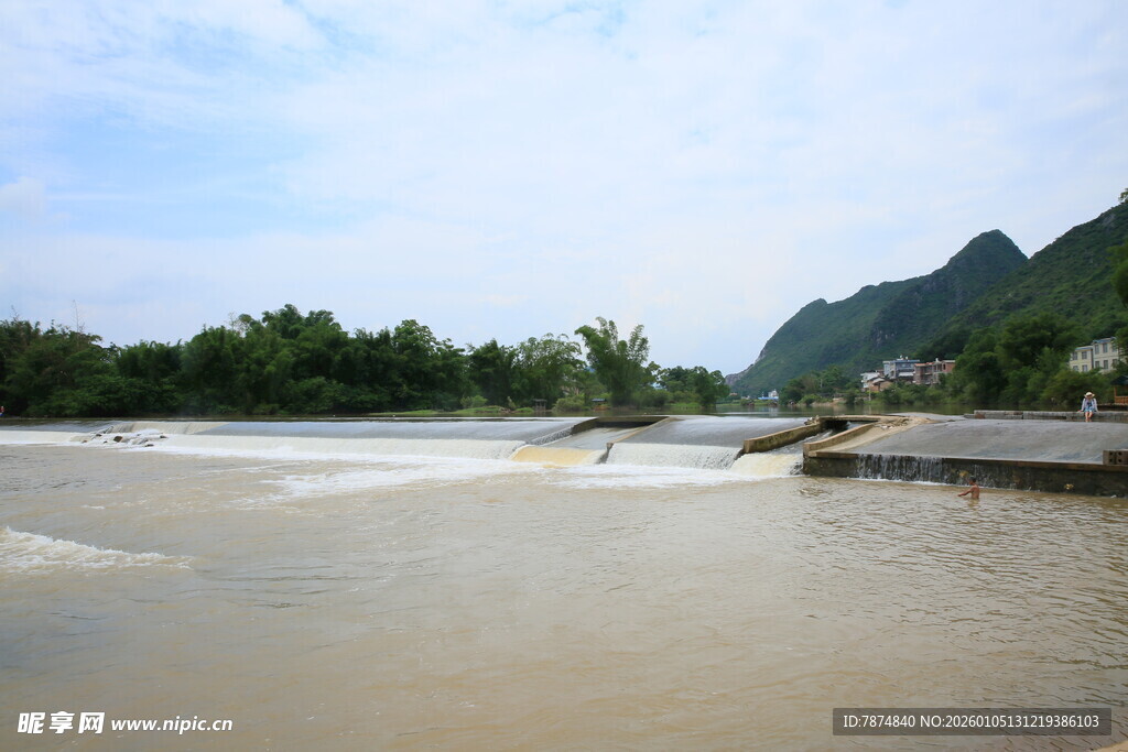 河边风景 水流与远山景色