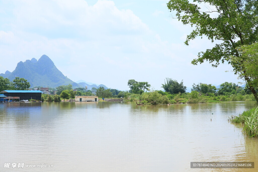 河畔青山绿水田园风光