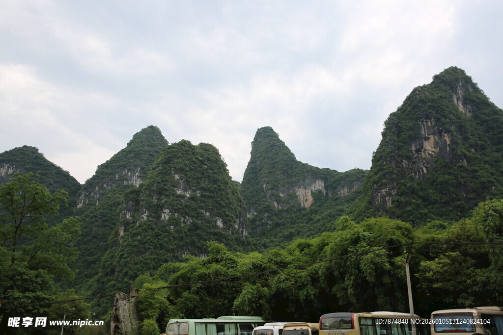 秀丽山峦与山下车辆景观