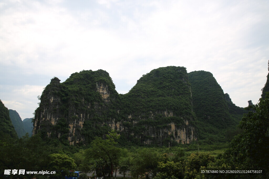 秀丽山峦绿意浓