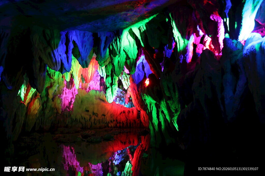 梦幻溶洞彩色钟乳石景观