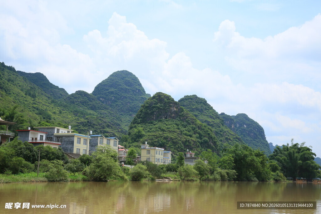 山水间的村落美景