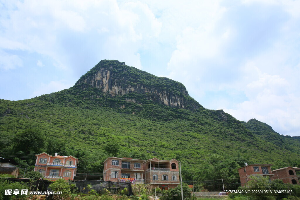 青山下的村落景观