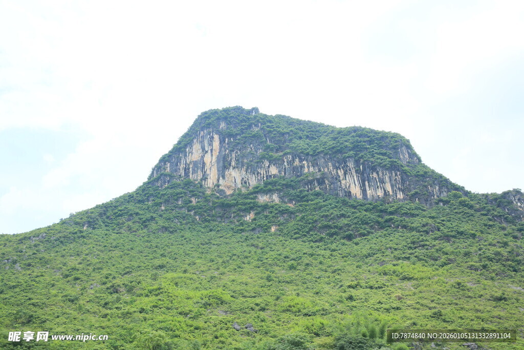 巍峨青山绿意盎然