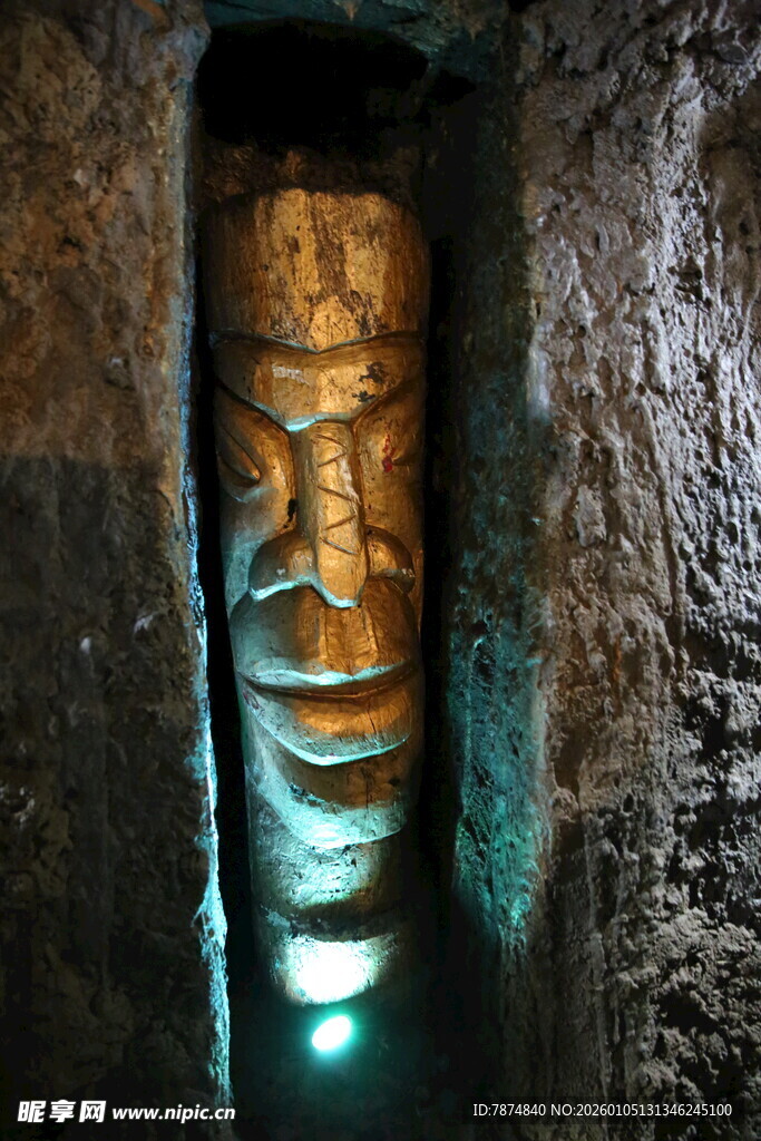 古老神秘的地下木雕人像