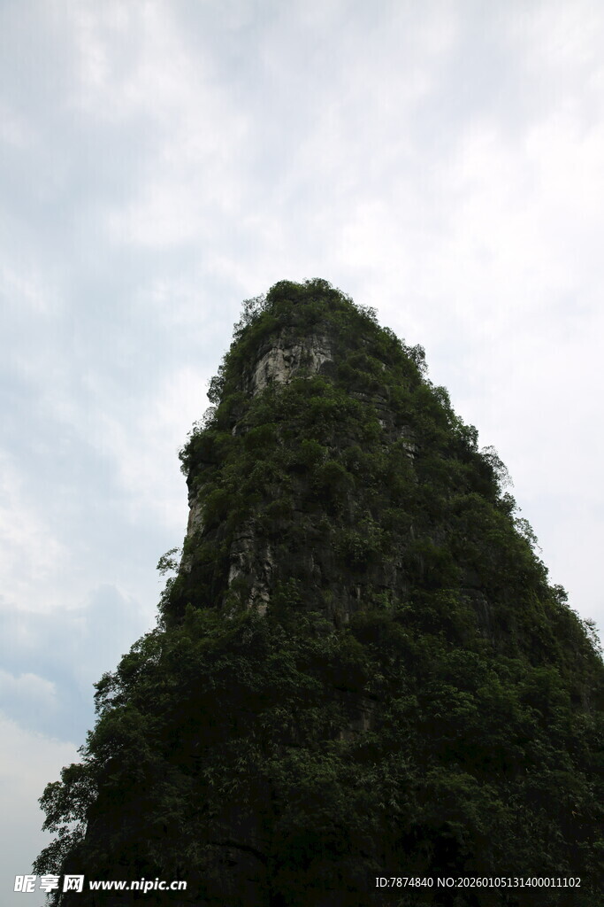 巍峨青山 绿意盎然