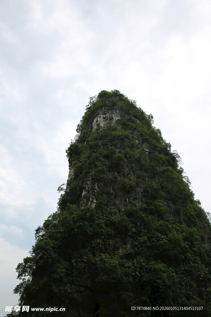 巍峨绿植覆盖的奇特山峰