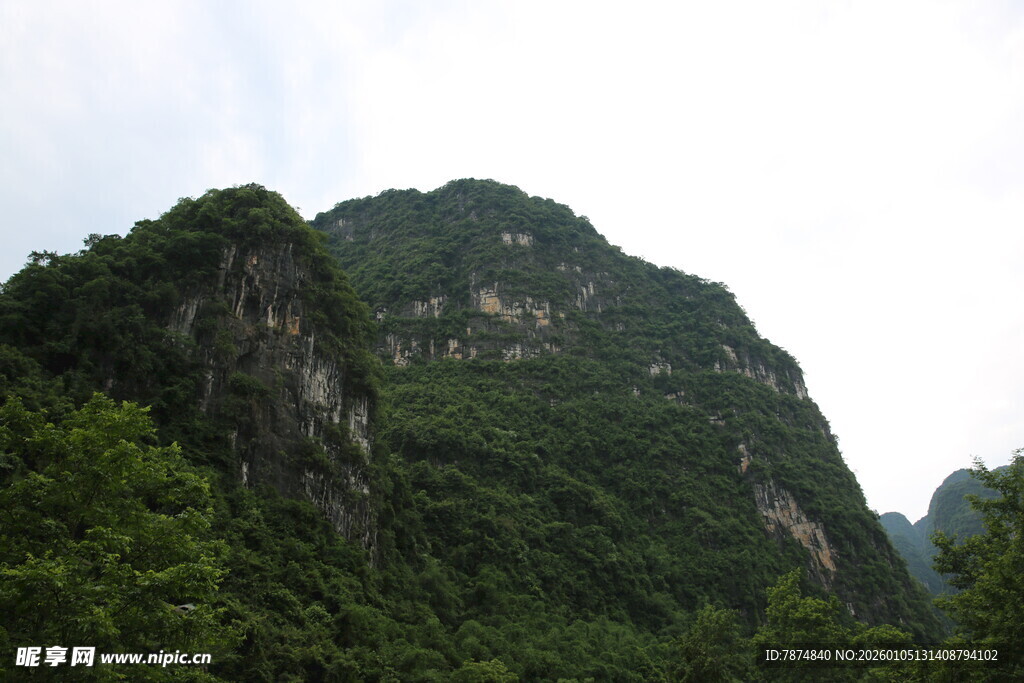 翠绿山峦 尽显自然之美