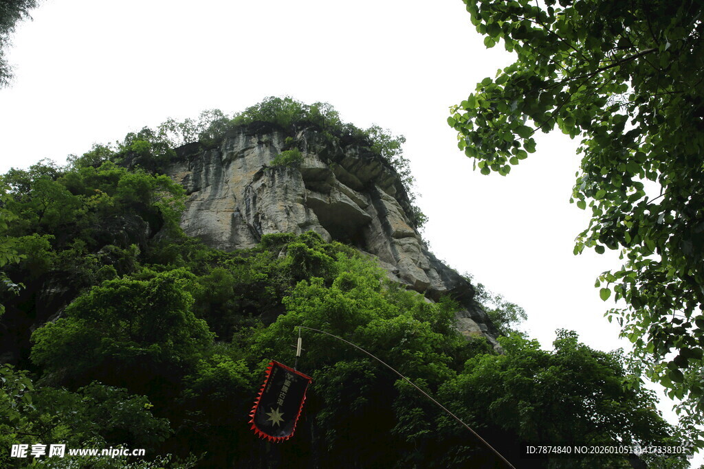 山林间的峭壁与缆车