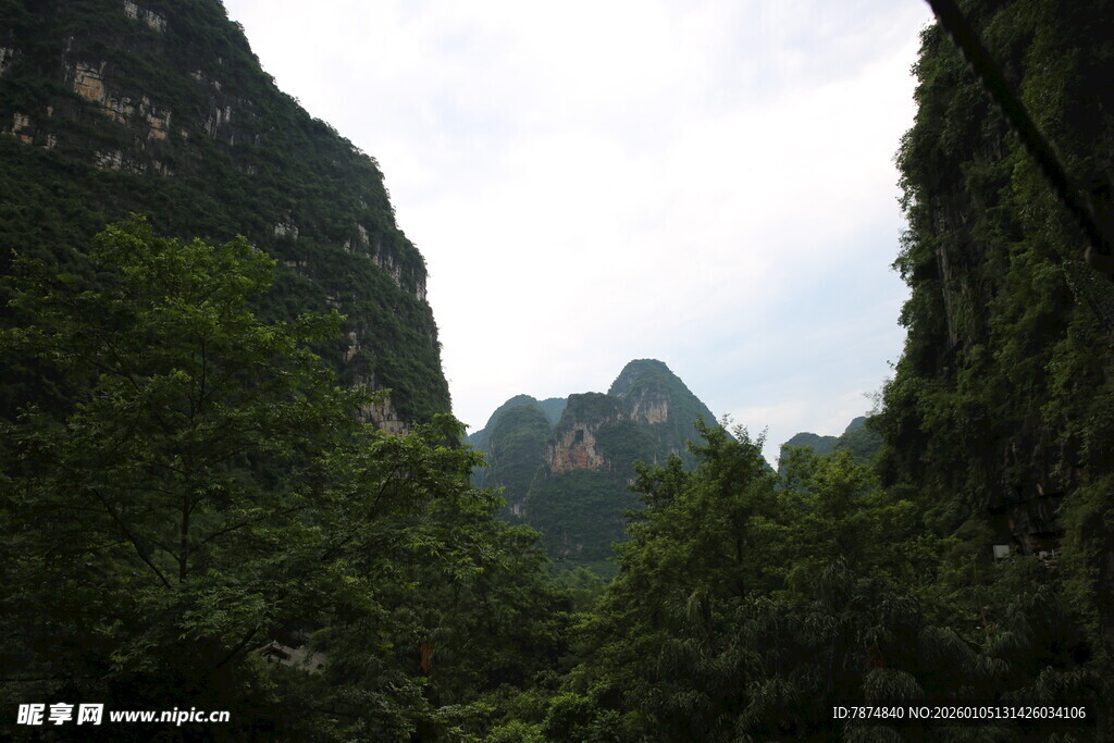 山间绿意浓峻岭隐云间