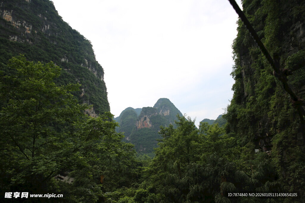 山间葱郁绿意景观