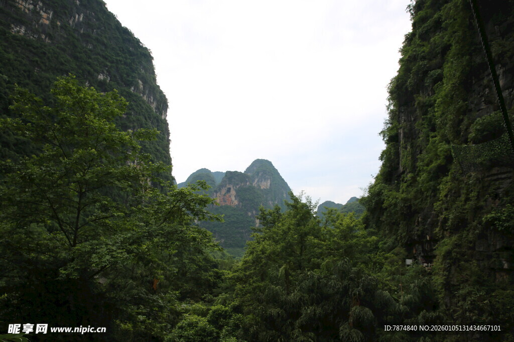 山间绿意盎然的秀丽景色
