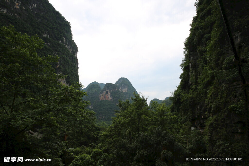 山间绿意盎然的秀丽景色