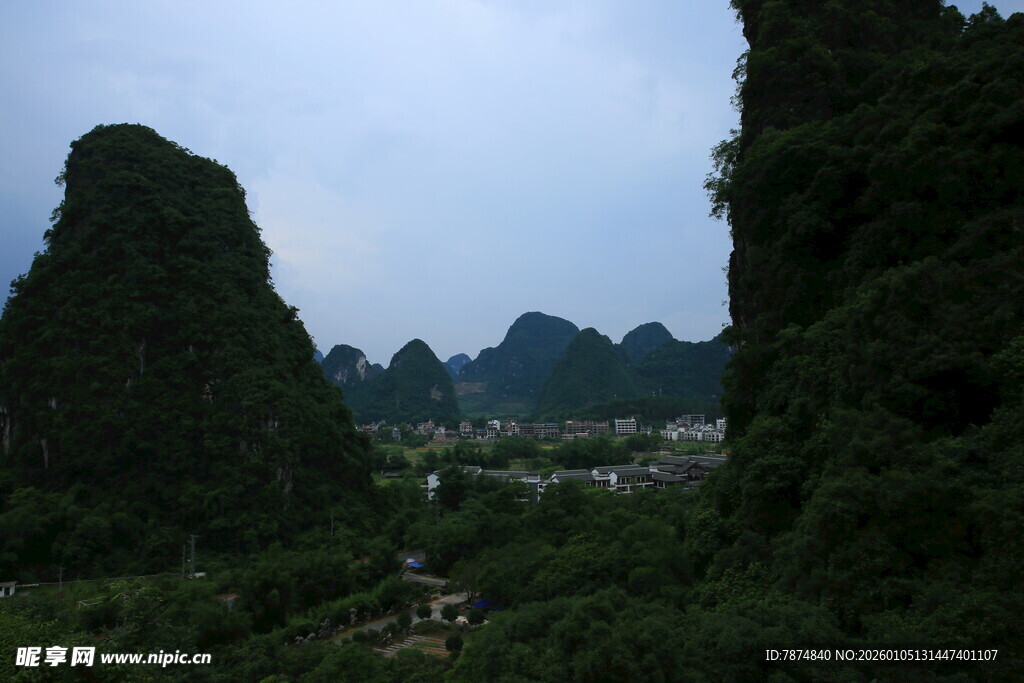 秀丽山峦间的翠绿景致