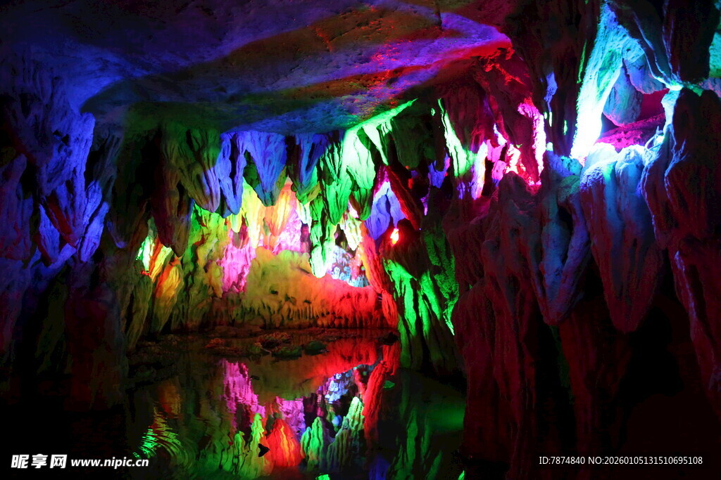 梦幻溶洞景观绚丽倒影