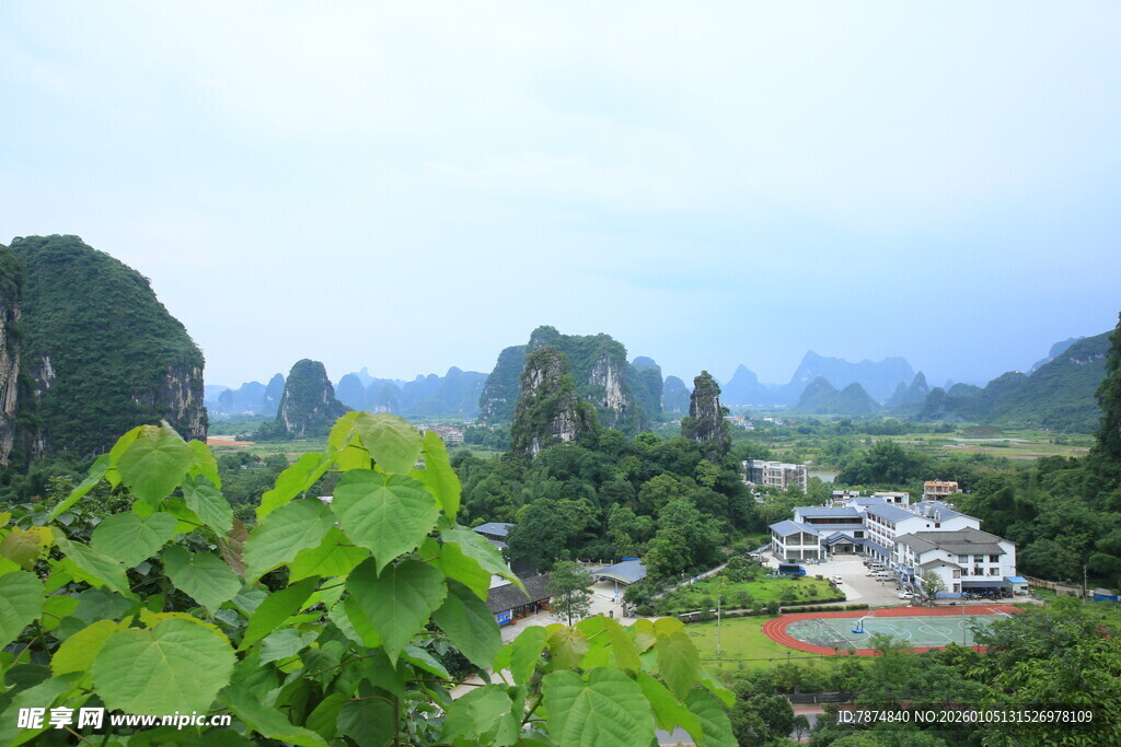山间村落绿意环绕美景