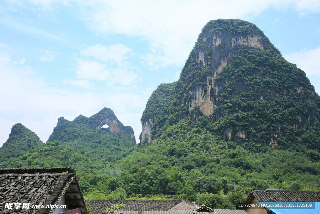 秀丽山峰与民居景观