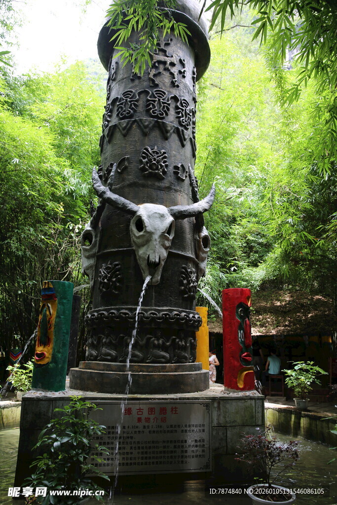 竹林中的精美雕刻石柱