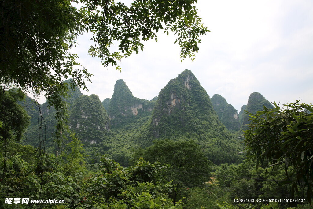秀丽山峦间的葱郁景致