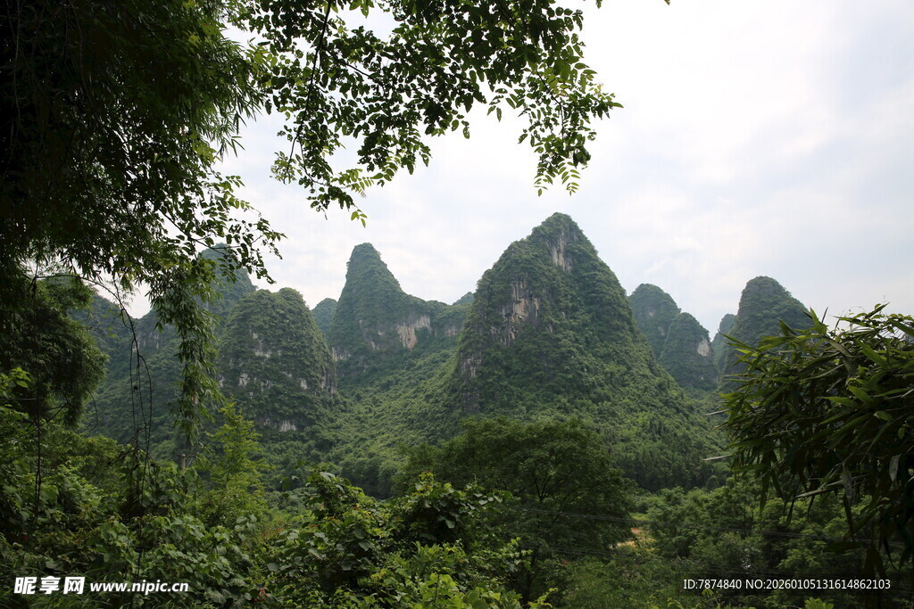 秀丽山峦隐于葱郁林间
