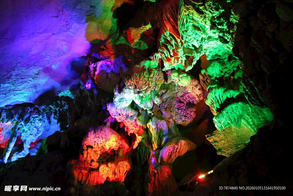 梦幻溶洞彩色景观