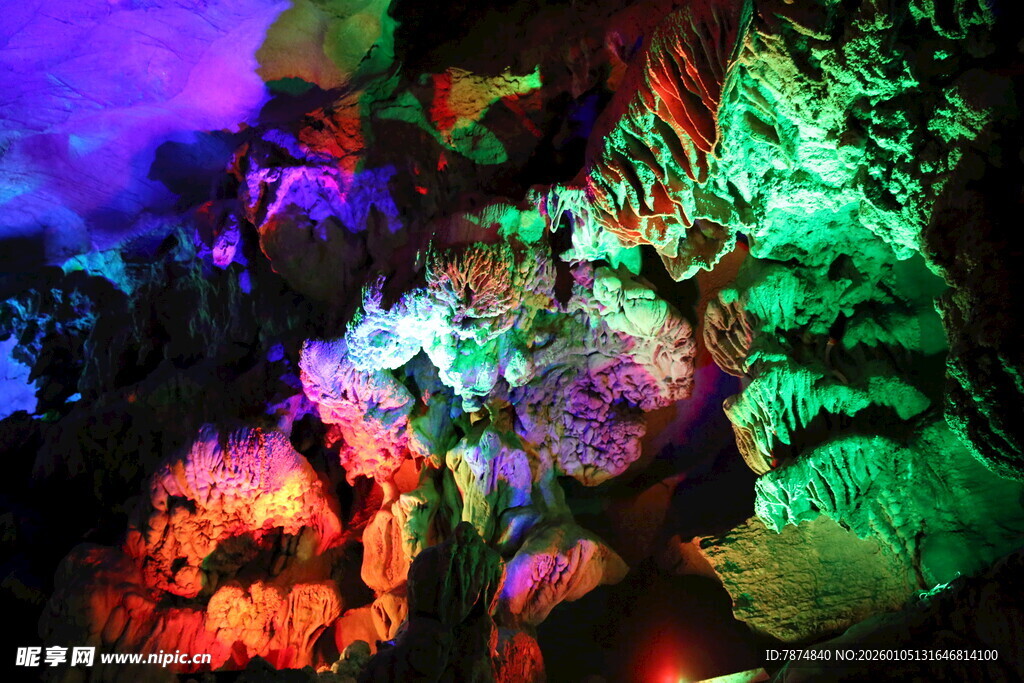 梦幻绚丽的溶洞景观