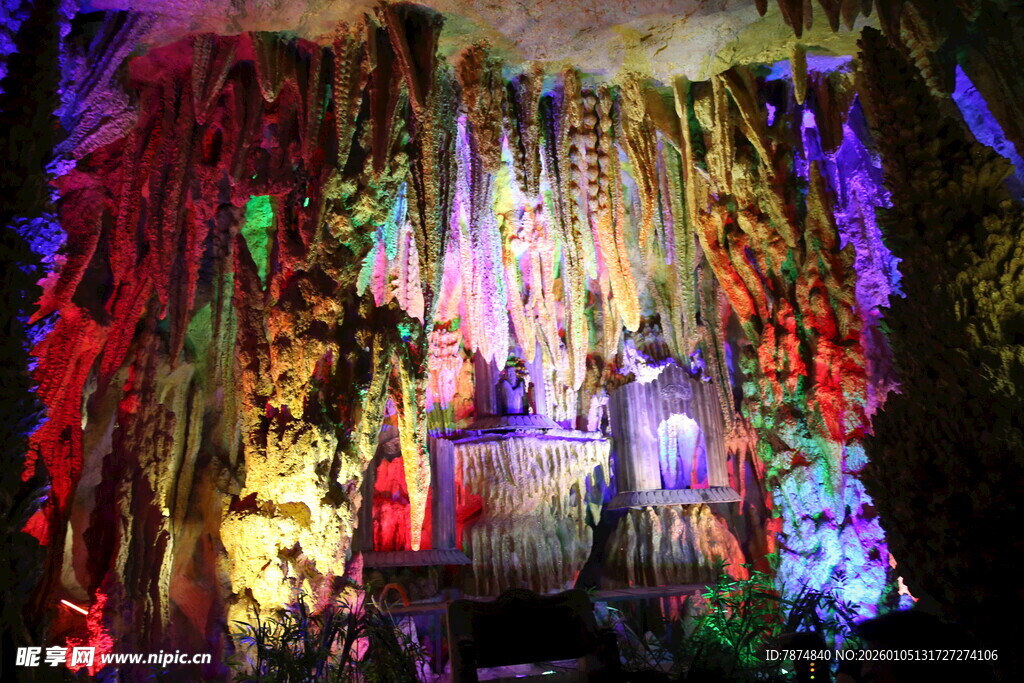 梦幻溶洞景观五彩钟乳石