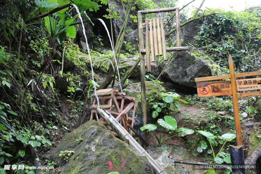 山林间的木质步道景观