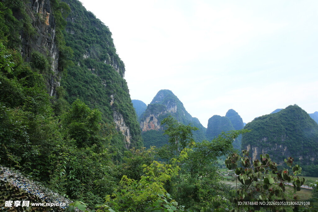 秀丽山间绿意盎然的景致