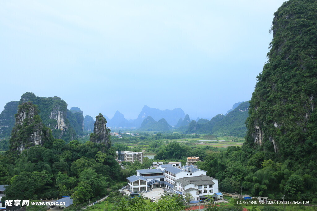 山水间的宁静村落