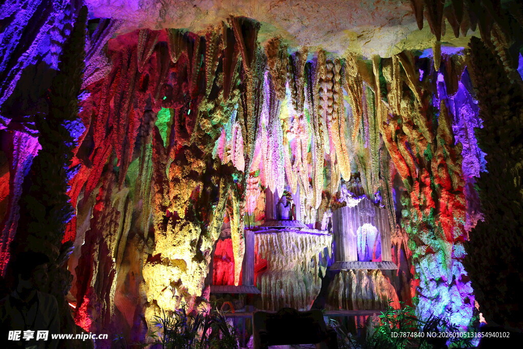 梦幻溶洞景观绚丽多姿