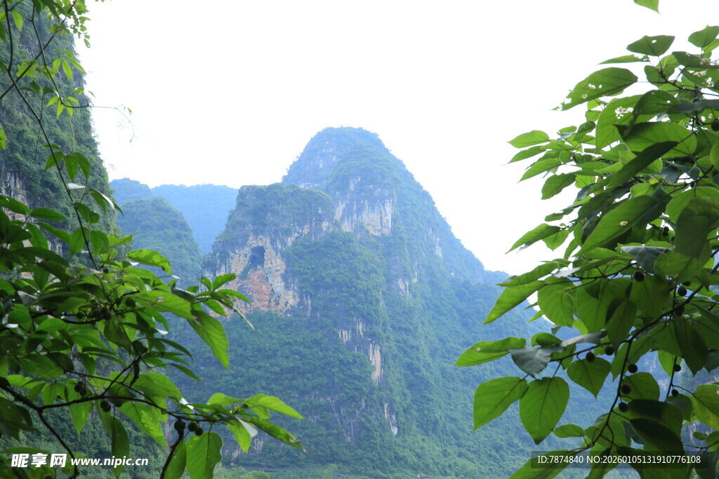 青山绿树间的秀丽山景