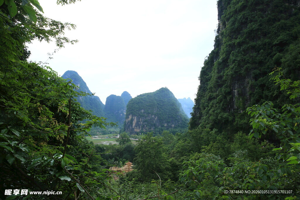 山间绿野 秀丽峰林景色