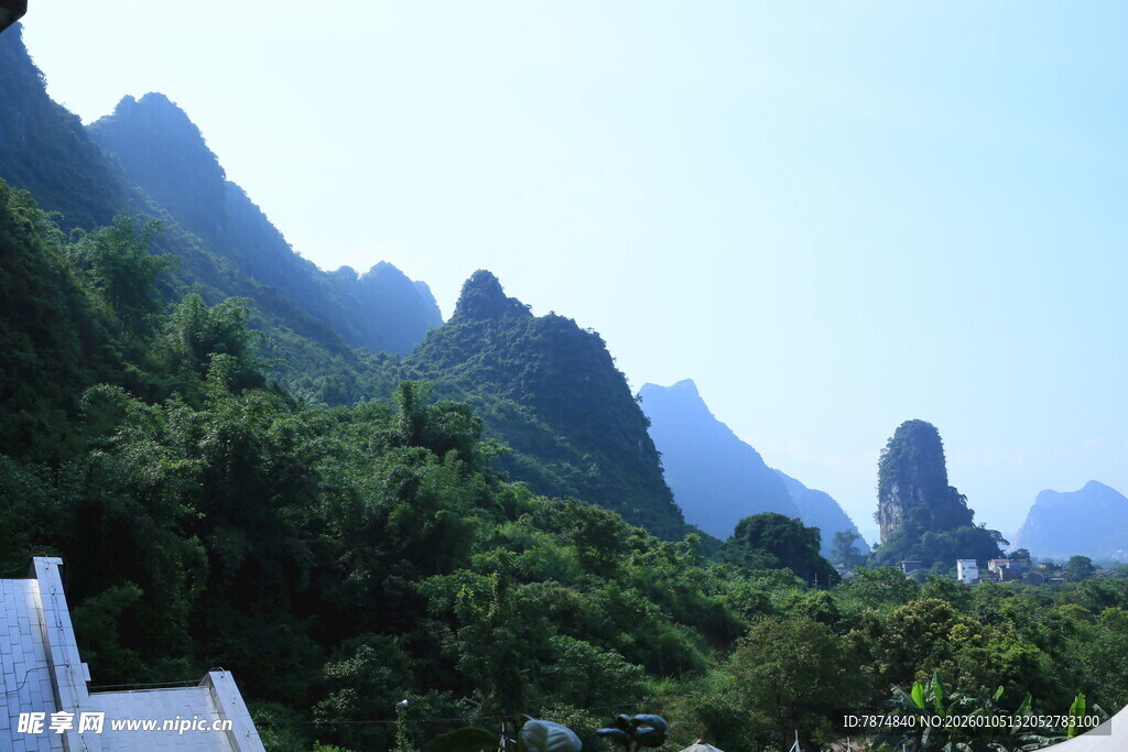 秀丽山峦与葱郁植被景观