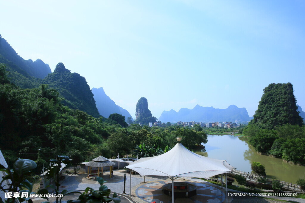 山水间的帐篷营地