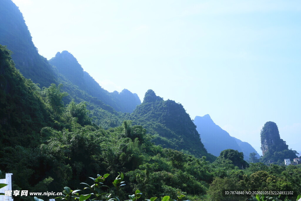 秀丽山峦与葱郁植被景观