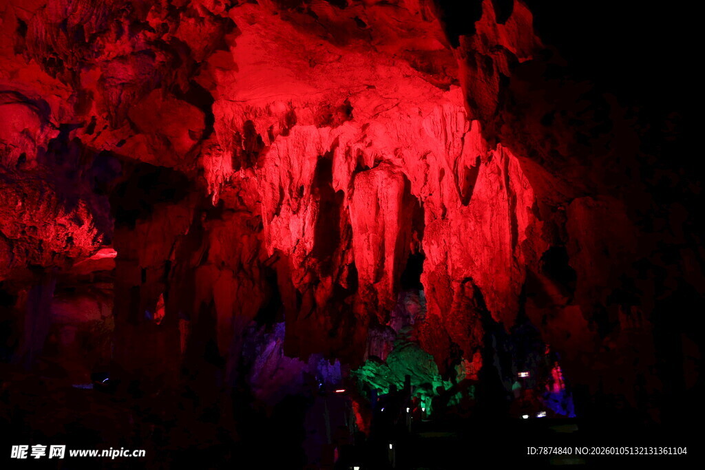 梦幻溶洞景观 色彩绚丽