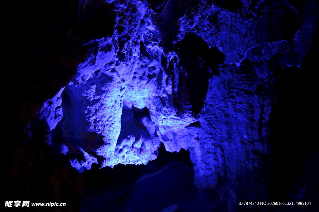 梦幻蓝色洞穴景观