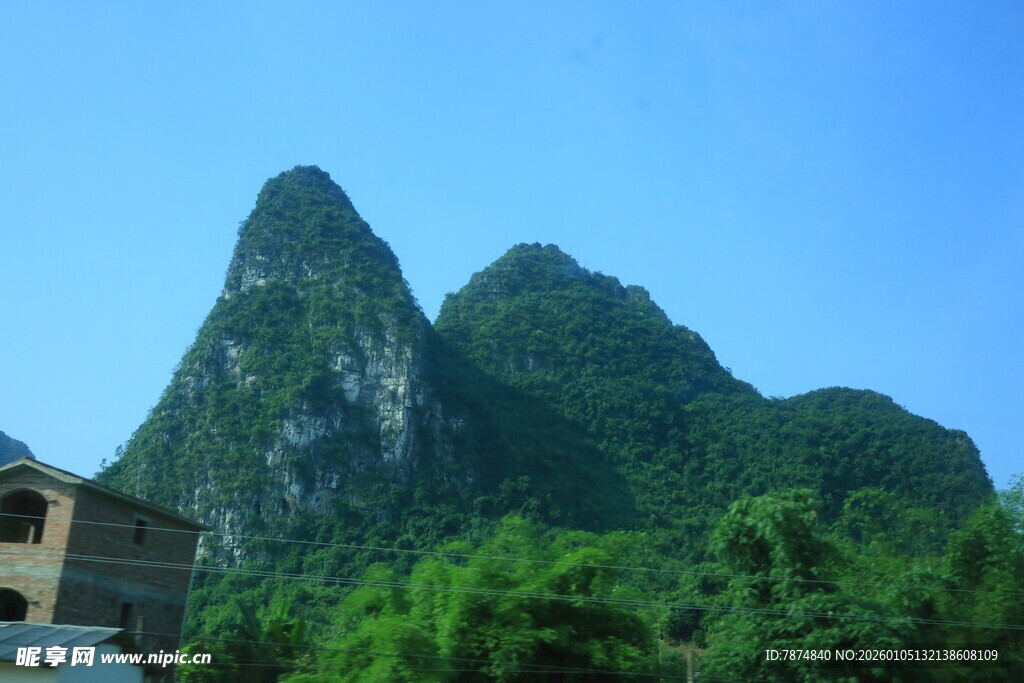 山间小屋伴秀丽峰景