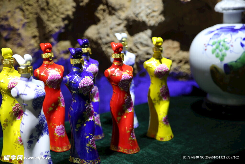 多彩人偶摆件展示