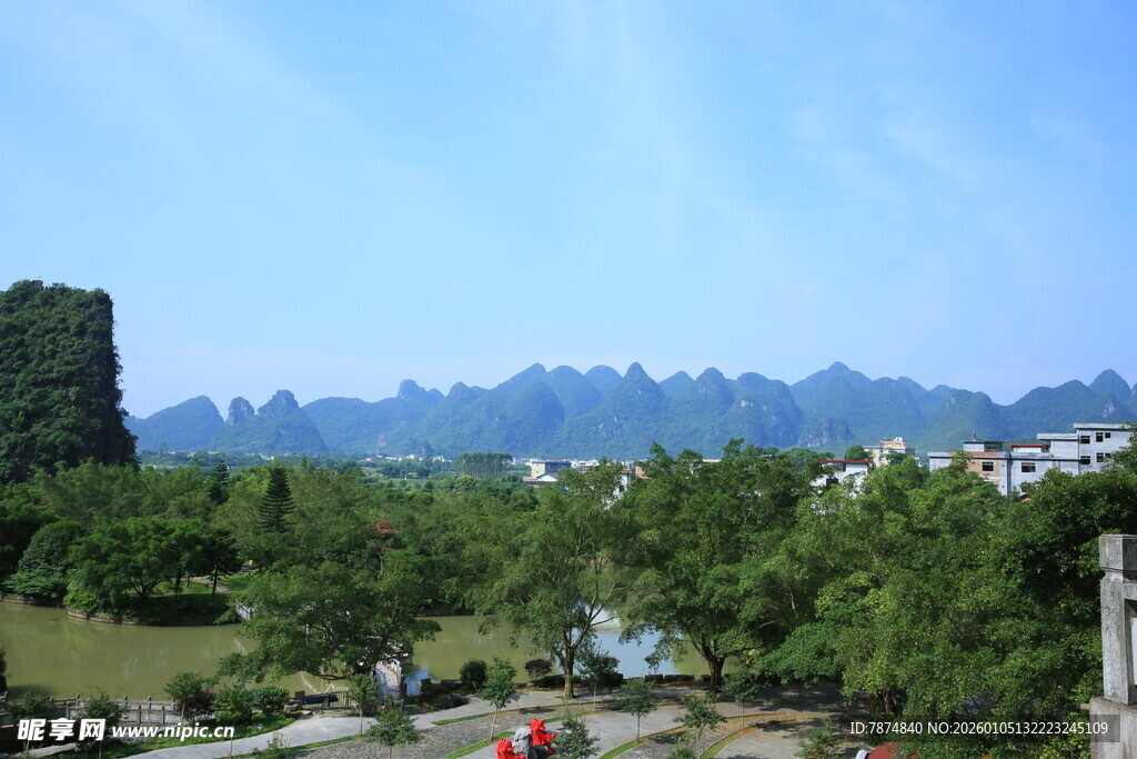 秀丽山水风光 游人漫步其间