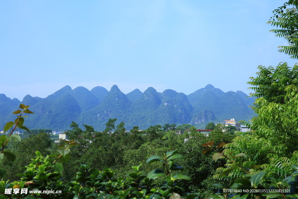 青山绿树间的秀丽景致