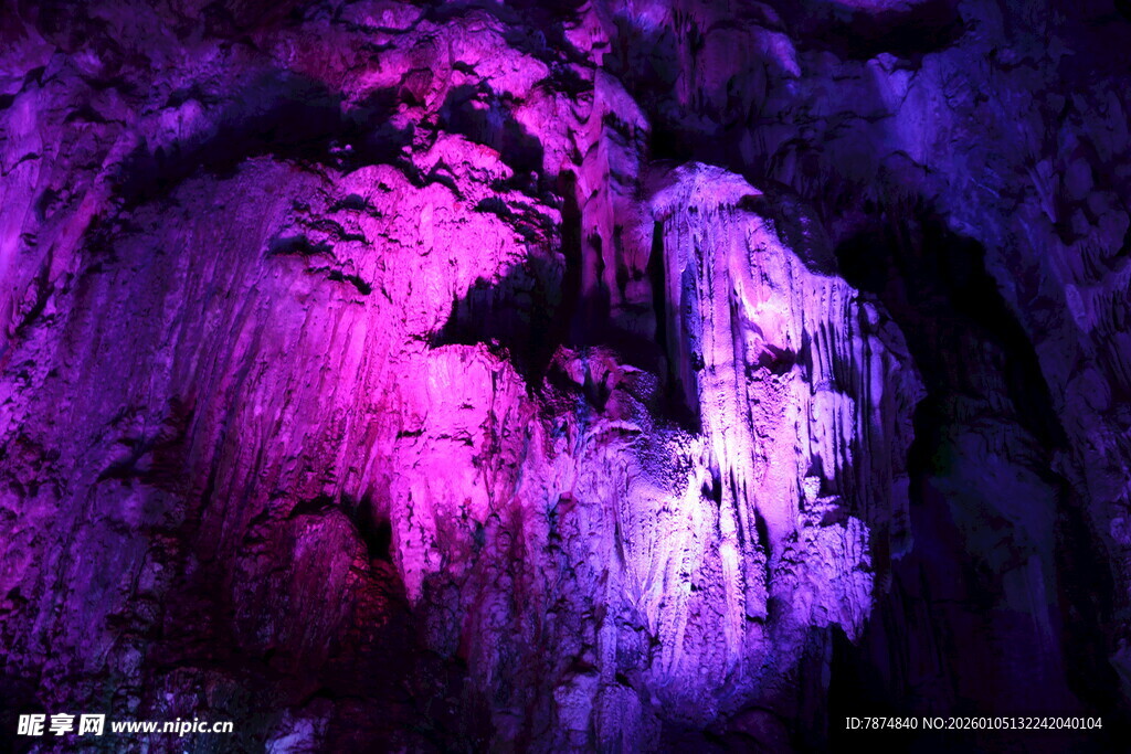 梦幻紫色溶洞景观