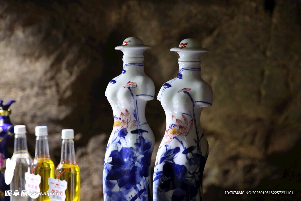 青花瓷造型酒瓶陈列