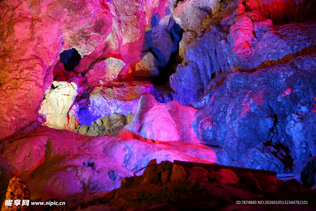 洞穴探险者探索奇幻洞穴