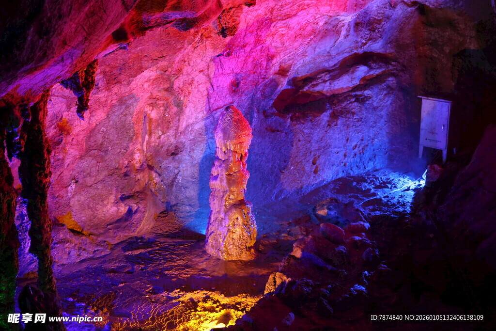 梦幻多彩的地下溶洞景观