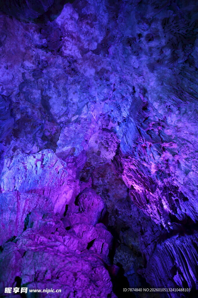 梦幻紫色溶洞景观
