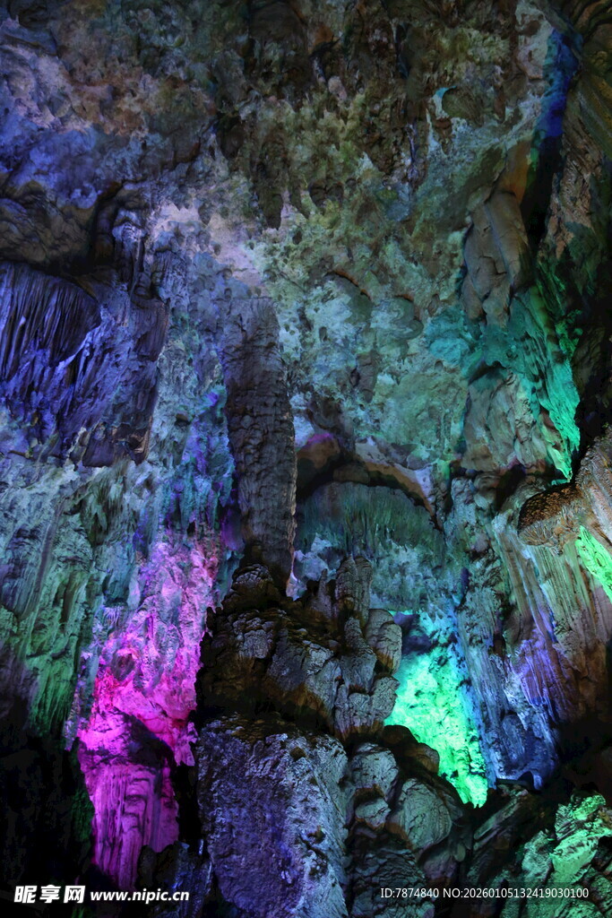 梦幻多彩溶洞景观